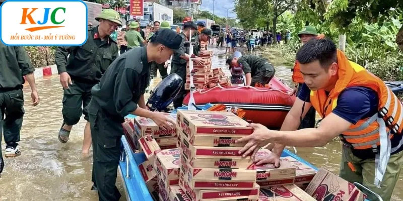 KJC trao gửi các phần quà giúp miền trung vượt qua cơn bão số 5
